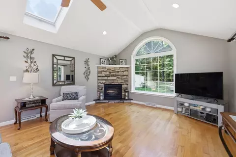 Living - 37 Squirrel Rd, Springfield, MA 01108 photo 5 of 6
