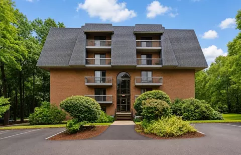 65 Commons Dr #210, Shrewsbury, MA 01545