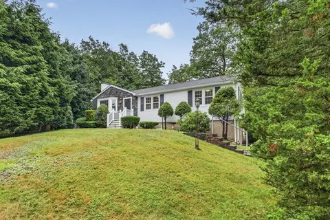 25 Gray Ter, Bedford, MA 01730