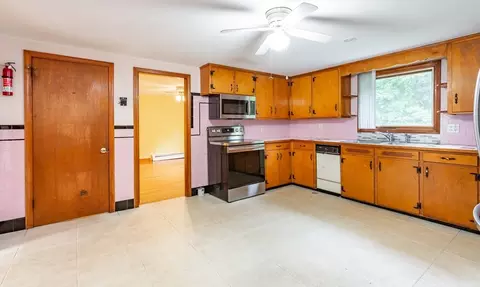 Kitchen - 7 Fairacres Ave, Raynham, MA 02767 photo 3 of 4