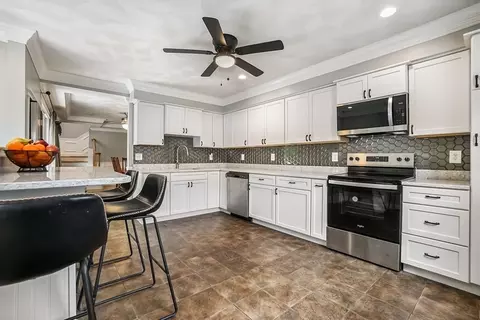 Kitchen - 4 Heritage Dr, Reading, MA 01867 photo 2 of 2