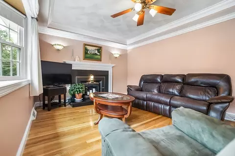 Living - 4 Heritage Dr, Reading, MA 01867 photo 2 of 4