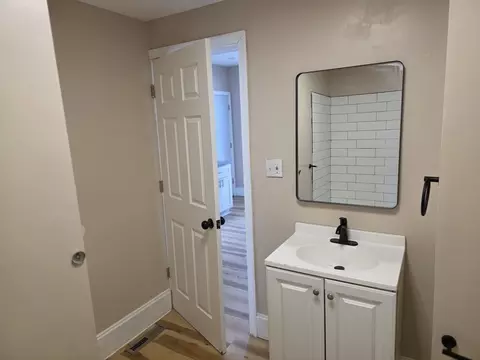 Bath - 184 King St, Springfield, MA 01109 photo 2 of 4