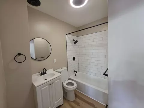 Bath - 184 King St, Springfield, MA 01109 photo 3 of 4