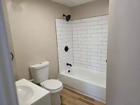 Bath - 184 King St, Springfield, MA 01109 photo 1 of 4
