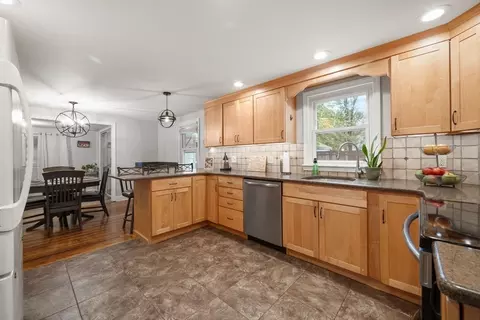 212 Emerson St, Springfield, MA 01118 photo 2