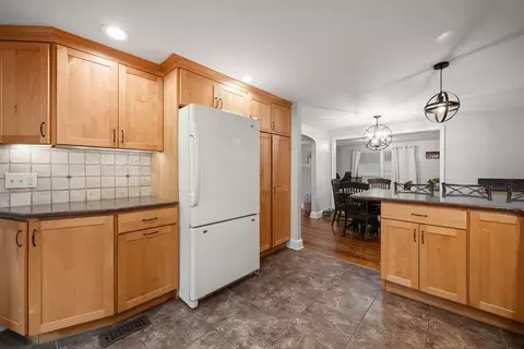 212 Emerson St, Springfield, MA 01118 photo 3