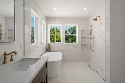 Bath - 37 Foley Beach Rd, Hingham, MA 02043 photo 2 of 5