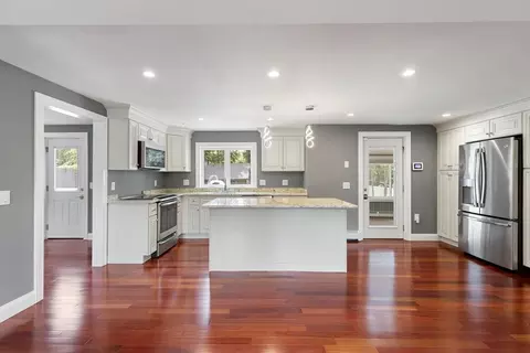 90 Strawberry Ln, Abington, MA 02351
