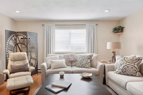 Living - 16 Appleton Park #E4, Ipswich, MA 01938 photo 1 of 3