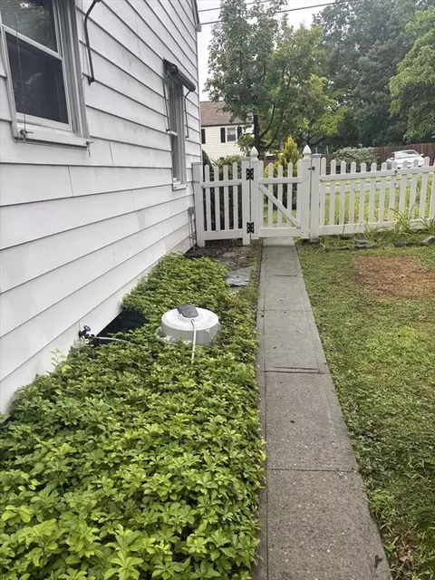 Exterior - 137 Appleton St, Springfield, MA 01108 photo 5 of 7