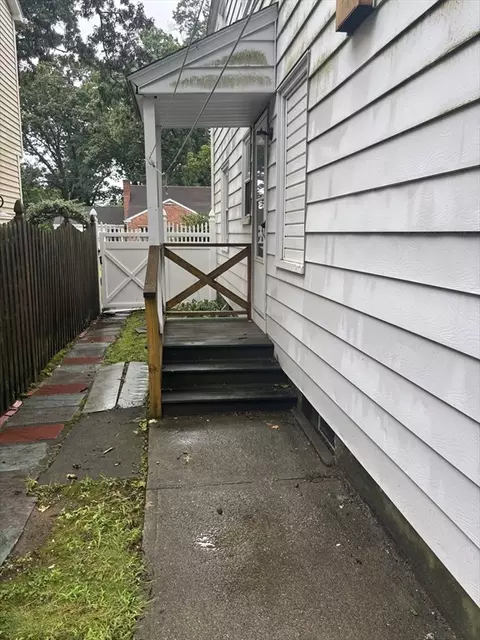 Exterior - 137 Appleton St, Springfield, MA 01108 photo 6 of 7