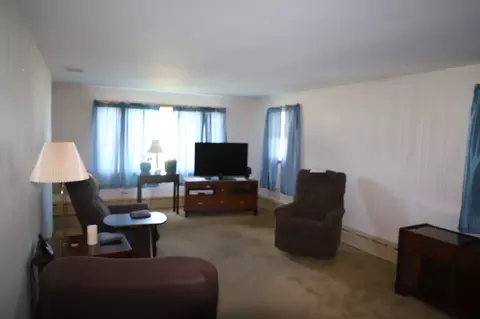 Living - 25 Peer St, Springfield, MA 01109 photo 1 of 2