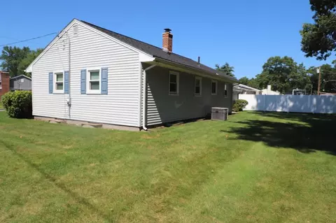 Exterior - 25 Peer St, Springfield, MA 01109 photo 5 of 9