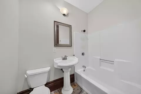 Bath - 533 Locust St #3, Fall River, MA 02720 photo 1 of 1
