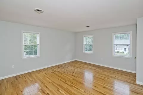 Bedroom - 20 Avis Cir, Northampton, MA 01062 photo 2 of 8