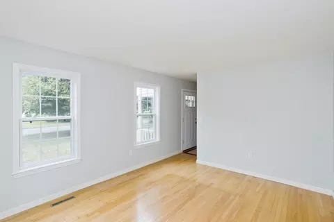 Living - 20 Avis Cir, Northampton, MA 01062 photo 3 of 7