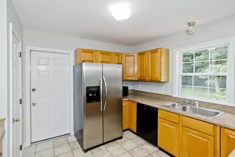 Kitchen - 20 Avis Cir, Northampton, MA 01062 photo 3 of 4