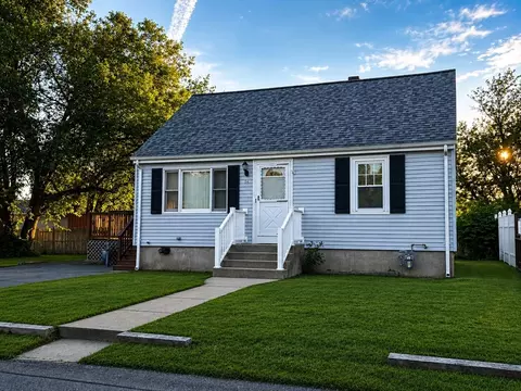 63 Prairie Ave, Swansea, MA 02777