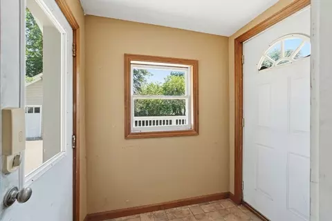 Entry Way - 33 Baltimore Ave, Chicopee, MA 01020 photo 3 of 5