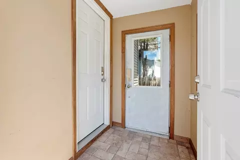 Entry Way - 33 Baltimore Ave, Chicopee, MA 01020 photo 4 of 5