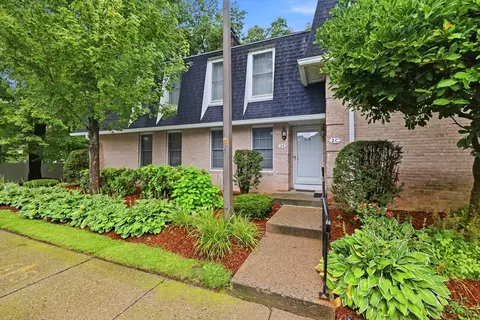 2 Mansion Woods Dr #B, Agawam, MA 01001