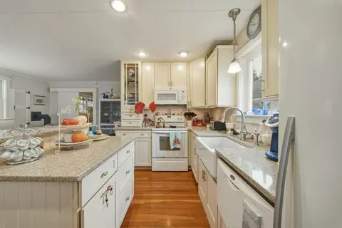 Kitchen - 6 Gordon St, Wareham, MA 02571 photo 4 of 6