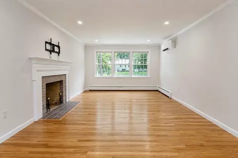 Living - 93 Wyndward Rd, Longmeadow, MA 01106 photo 4 of 6