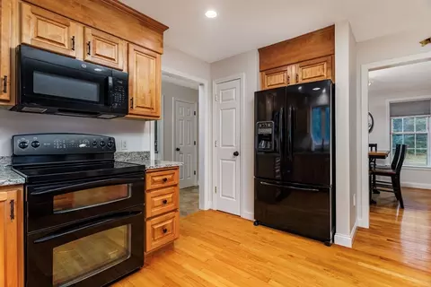 Kitchen - 562 Mendon Rd, Sutton, MA 01590 photo 3 of 4