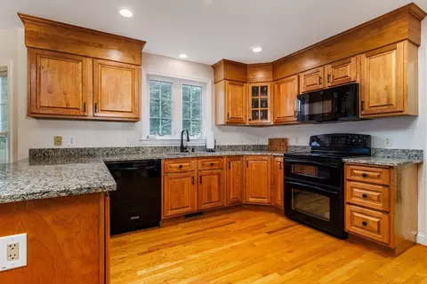 Kitchen - 562 Mendon Rd, Sutton, MA 01590 photo 2 of 4