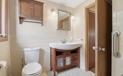 Bath - 15 Elm Ct, Maynard, MA 01754 photo 2 of 2