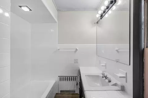 Bath - 32 Marsden St, Springfield, MA 01109 photo 1 of 2