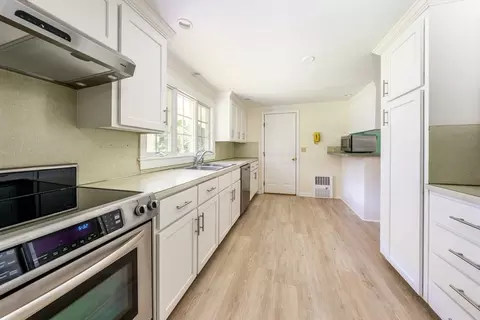 Kitchen - 61 White Oak Trl, Centerville, MA 02632 photo 2 of 3