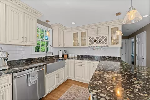 28 Lawrence St, Danvers, MA 01923 photo 5
