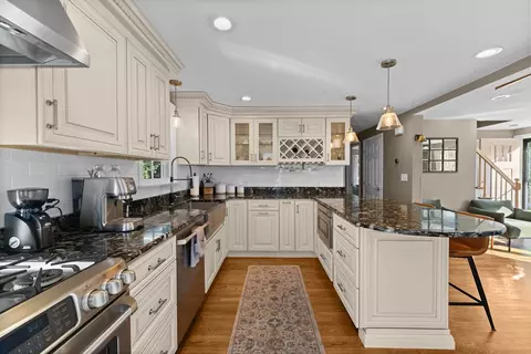 28 Lawrence St, Danvers, MA 01923 photo 4