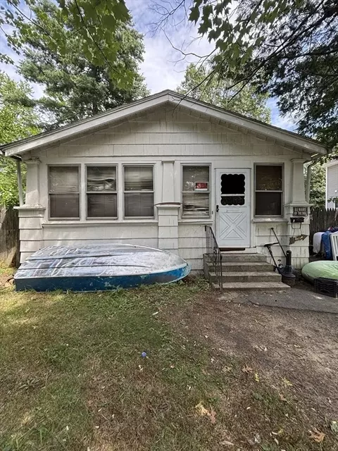 55 Leitch St, Springfield, MA 01109