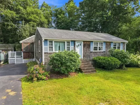 62 Purchase St, Carver, MA 02330
