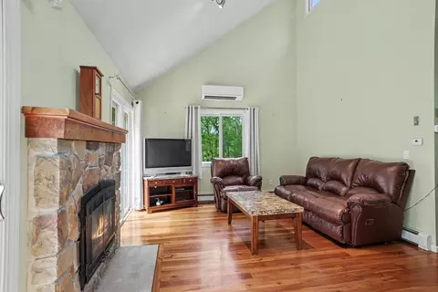 Living - 7 Daniels Rd, Mendon, MA 01756 photo 3 of 7