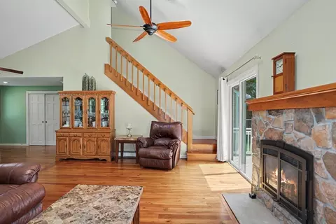Living - 7 Daniels Rd, Mendon, MA 01756 photo 2 of 7