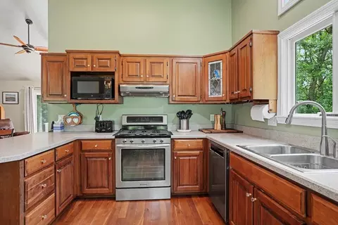 Kitchen - 7 Daniels Rd, Mendon, MA 01756 photo 3 of 3