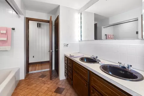 Bath - 71 Colonial Dr, Reading, MA 01867 photo 1 of 3
