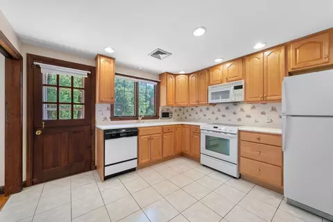 Kitchen - 71 Colonial Dr, Reading, MA 01867 photo 3 of 5