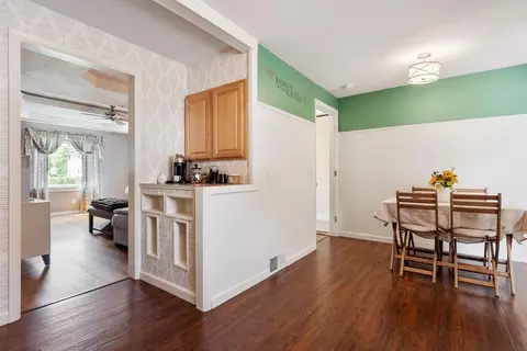 Entry Way - 15 Pinebrook Dr, Springfield, MA 01129 photo 4 of 6
