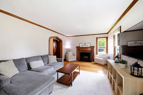 Living - 66 Rencelau St, Springfield, MA 01118 photo 6 of 7