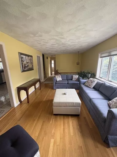Living - 4 Crest Rd, Framingham, MA 01702 photo 2 of 5