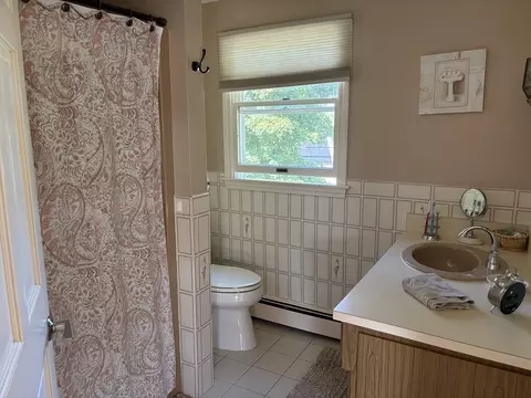 Bath - 4 Crest Rd, Framingham, MA 01702 photo 2 of 3