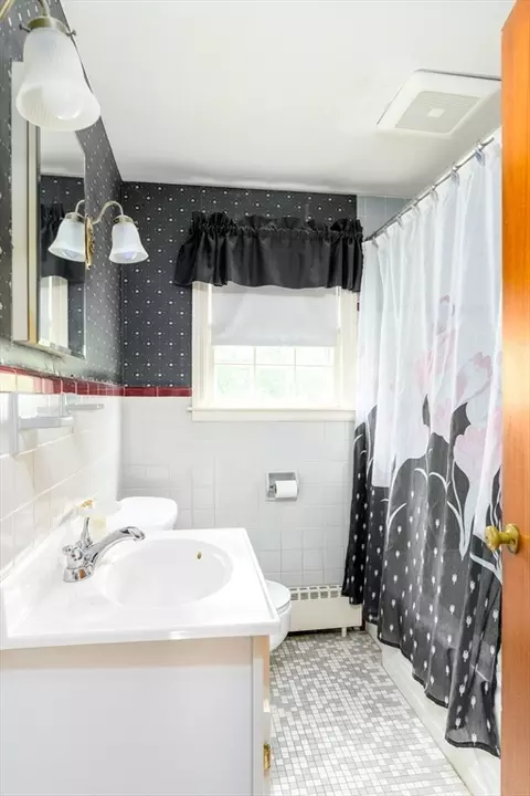 Bath - 44 Zenith Dr, Worcester, MA 01602 photo 2 of 2