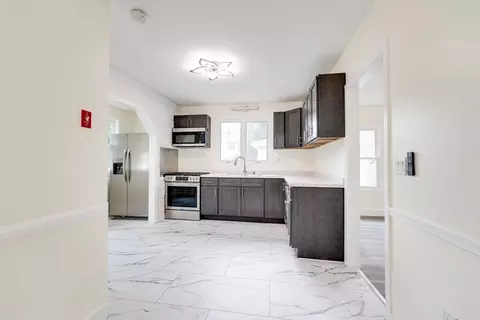 Entry Way - 17 Bushwick Pl, Springfield, MA 01109 photo 1 of 2