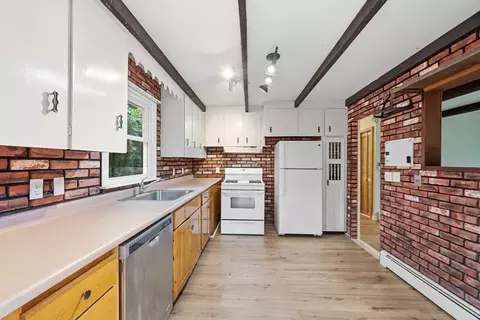 Kitchen - 71 Warren Road Rd, Townsend, MA 01469 photo 4 of 4