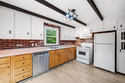 Kitchen - 71 Warren Road Rd, Townsend, MA 01469 photo 3 of 4